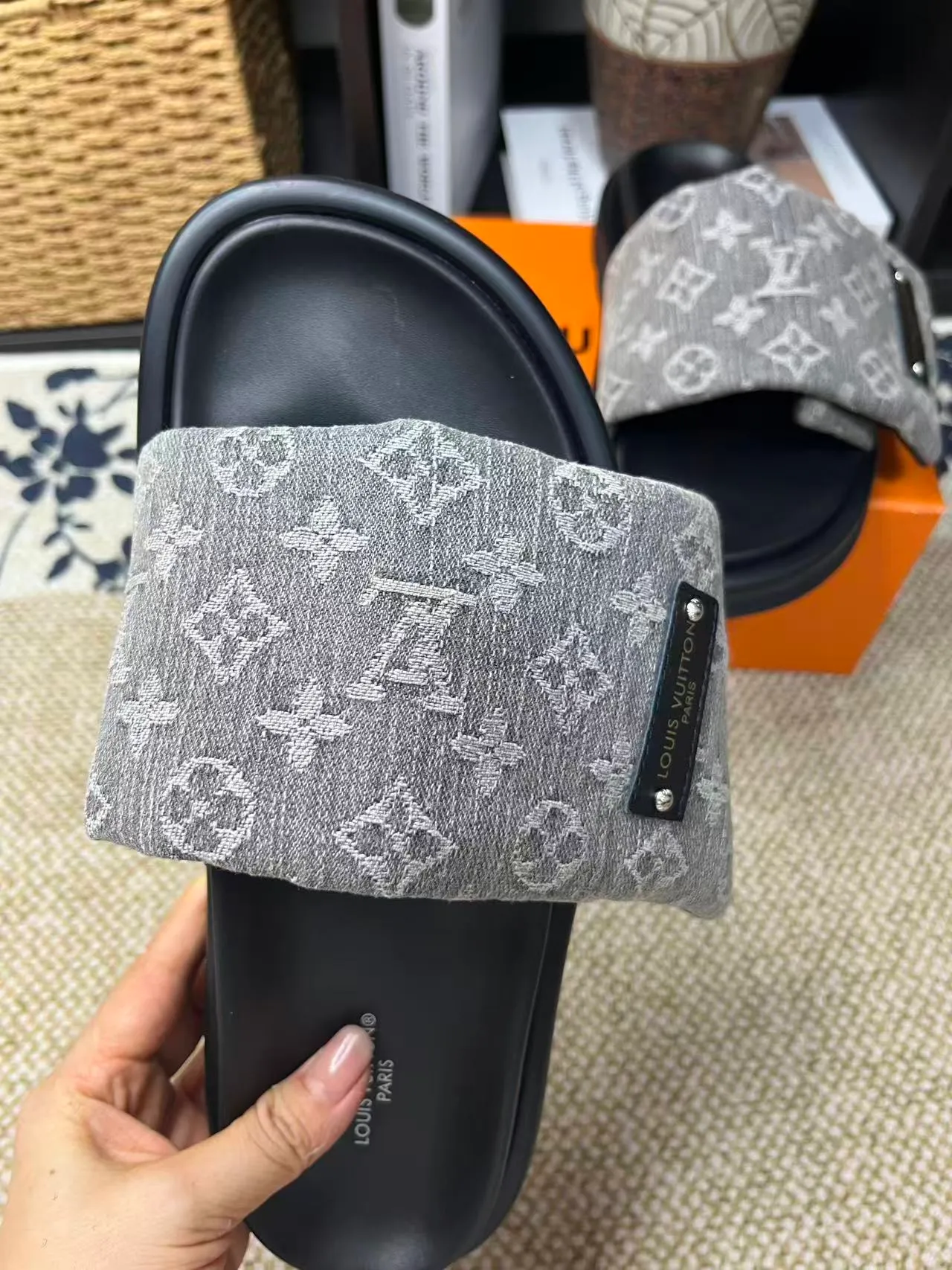 P340 [New Style] [LOUIS VUITTON] Louis Vuitton, LV printing, men's and women's slippers are now on the market, packed in drawer boxes with cloth bags and cards, the upper pattern looks very soft and waxy, and is a super versatile leg slimming tool. Fabric: imported denim/canvas/old fabric, LV hardware LOGO, official website pattern printing, comfortable to wear, feet: high-elastic PU water table. Sole: foam sole, heel height: about 5cm. Code number: 35-46, 35, 45, 46 are custom-made and non-returnable. Color: multiple colors and styles available.